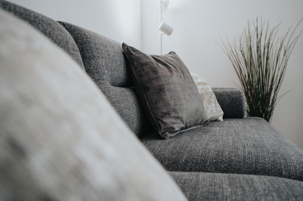 Lovely Modern 2 Bed City Centre Apartment With Free Parking - Double Or Twin Beds Available 울버햄프턴 외부 사진