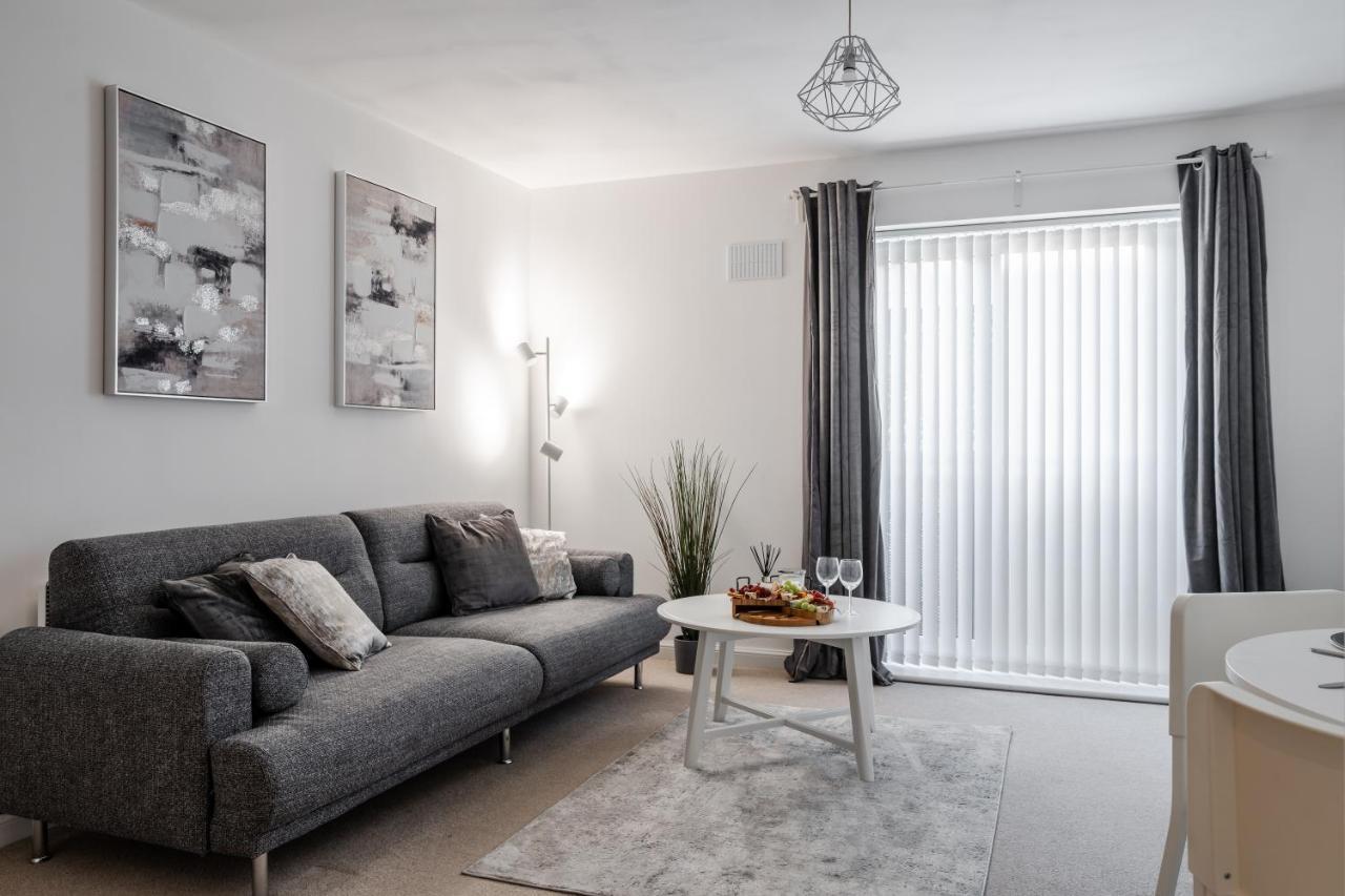 Lovely Modern 2 Bed City Centre Apartment With Free Parking - Double Or Twin Beds Available 울버햄프턴 외부 사진
