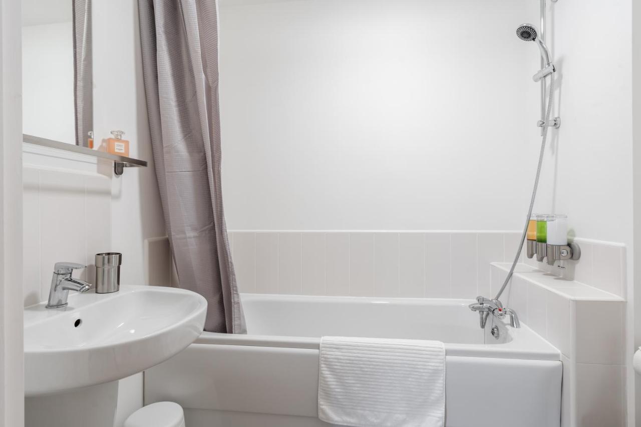 Lovely Modern 2 Bed City Centre Apartment With Free Parking - Double Or Twin Beds Available 울버햄프턴 외부 사진